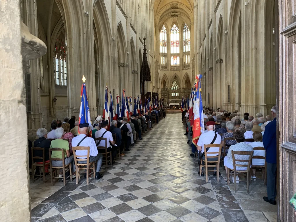 congrès UNC41 2026 : drapeaux pendant l'office religieux
