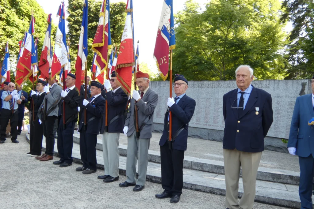 congrès UNC41 2026 : les décorés devant le monument aux morts