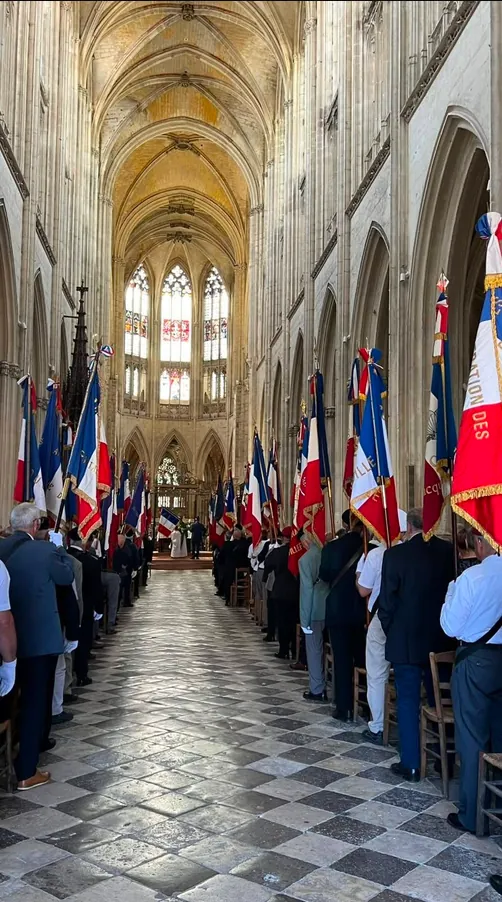congrès UNC41 2026 : drapeaux pendant l'office religieux