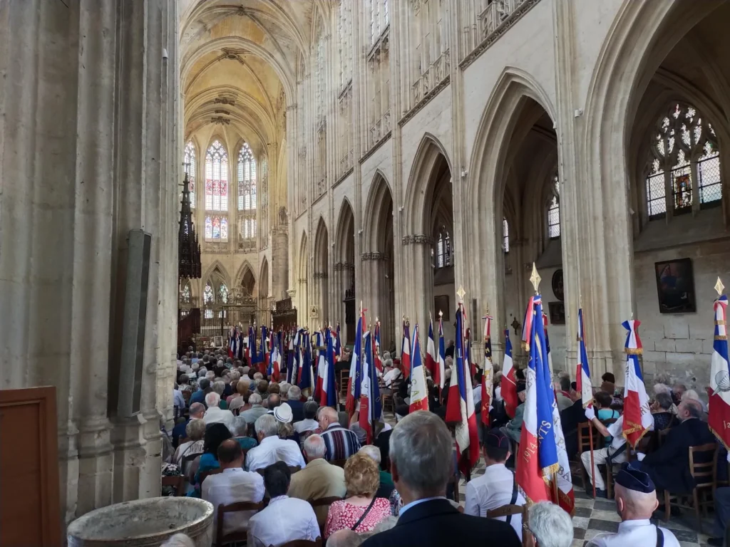 congrès UNC41 2026 : drapeaux pendant l'office religieux