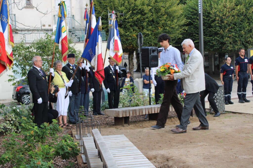 Les porte-drapeaux à la commémoration de la libération de Blois, le 30 août 2026