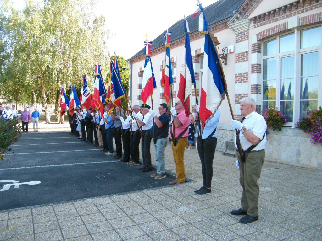 drapeaux devant la mairie de Droué, le 12 août 2026